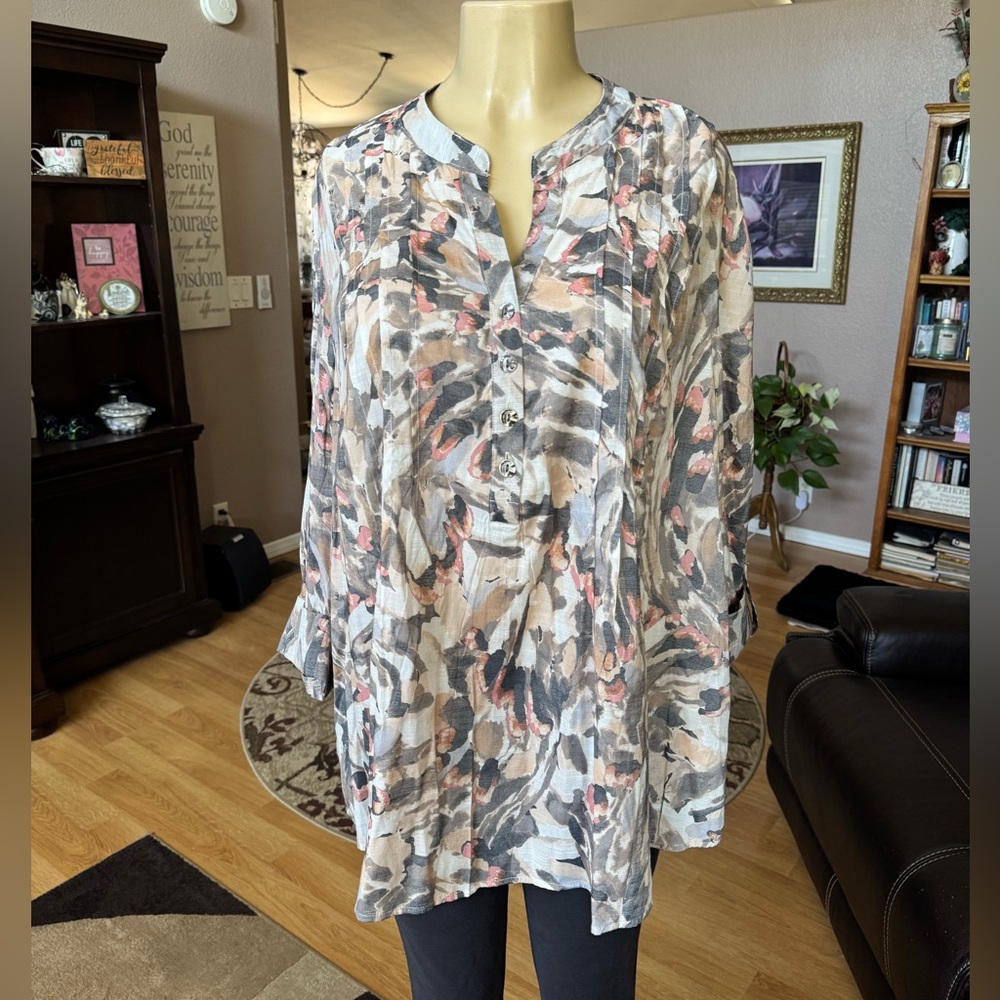Cocomo multicolored 3/4 roll tab sleeves Vneck blouse-size XXXL